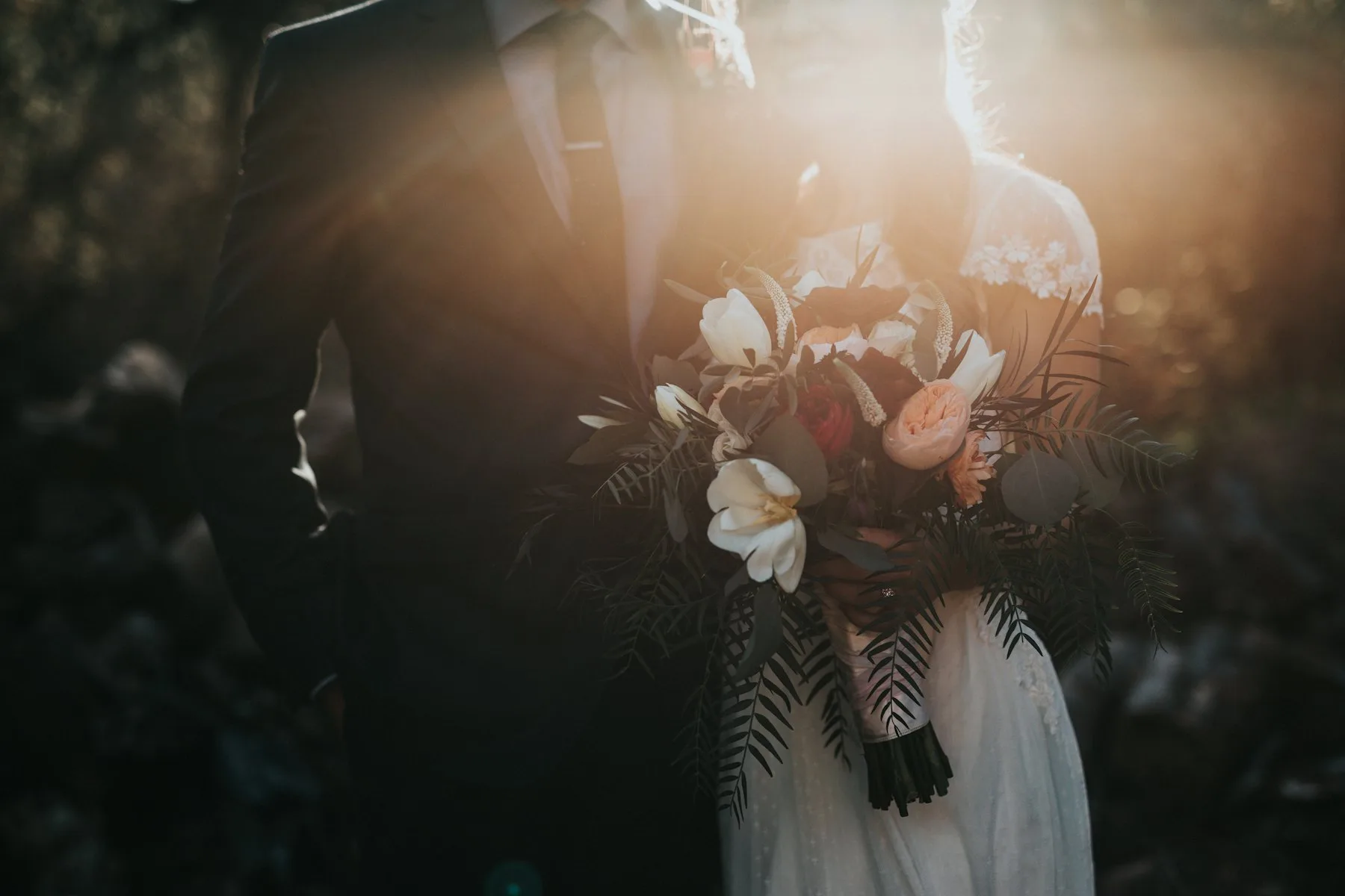 Portada de una web de boda hecha con VivaWed: la plantilla Clásica con la foto de la pareja